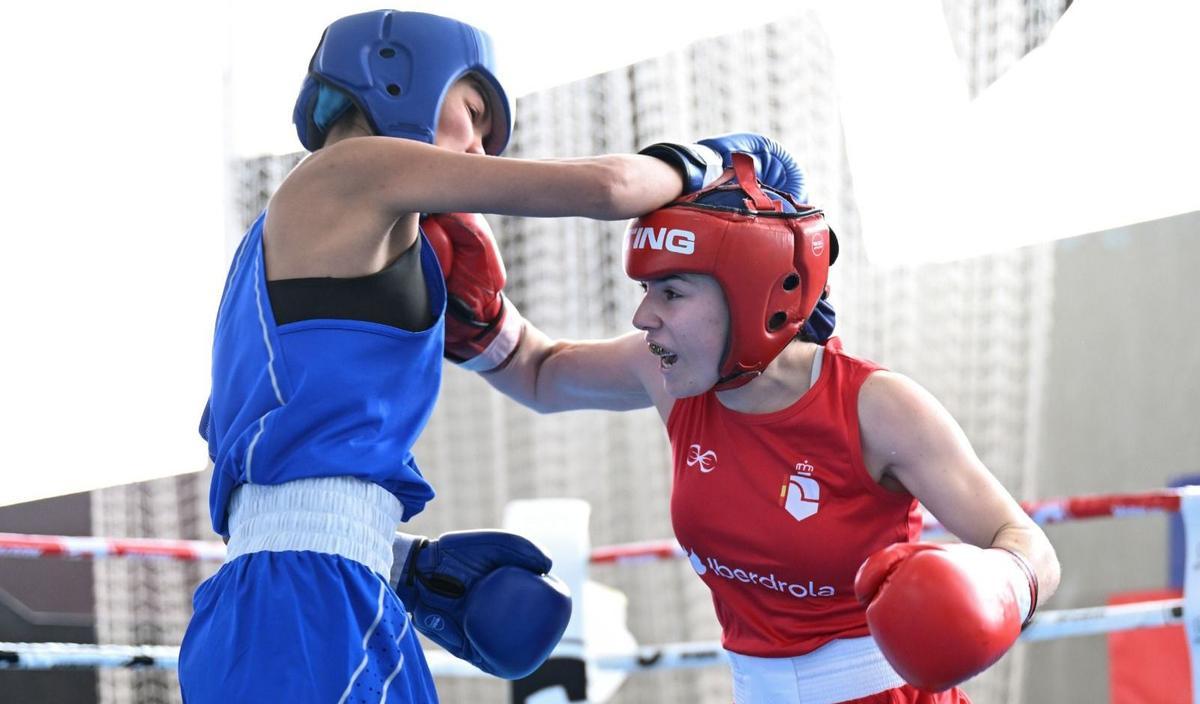 Noelia Gutiérrez, de rojo, golpea a la francesa Bourega.