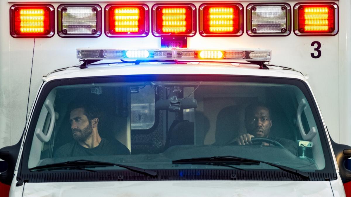 Jake Gyllenhaal y Yahya Abdul-Mateen II, en 'Ambulance. Plan de huida', de Michael Bay