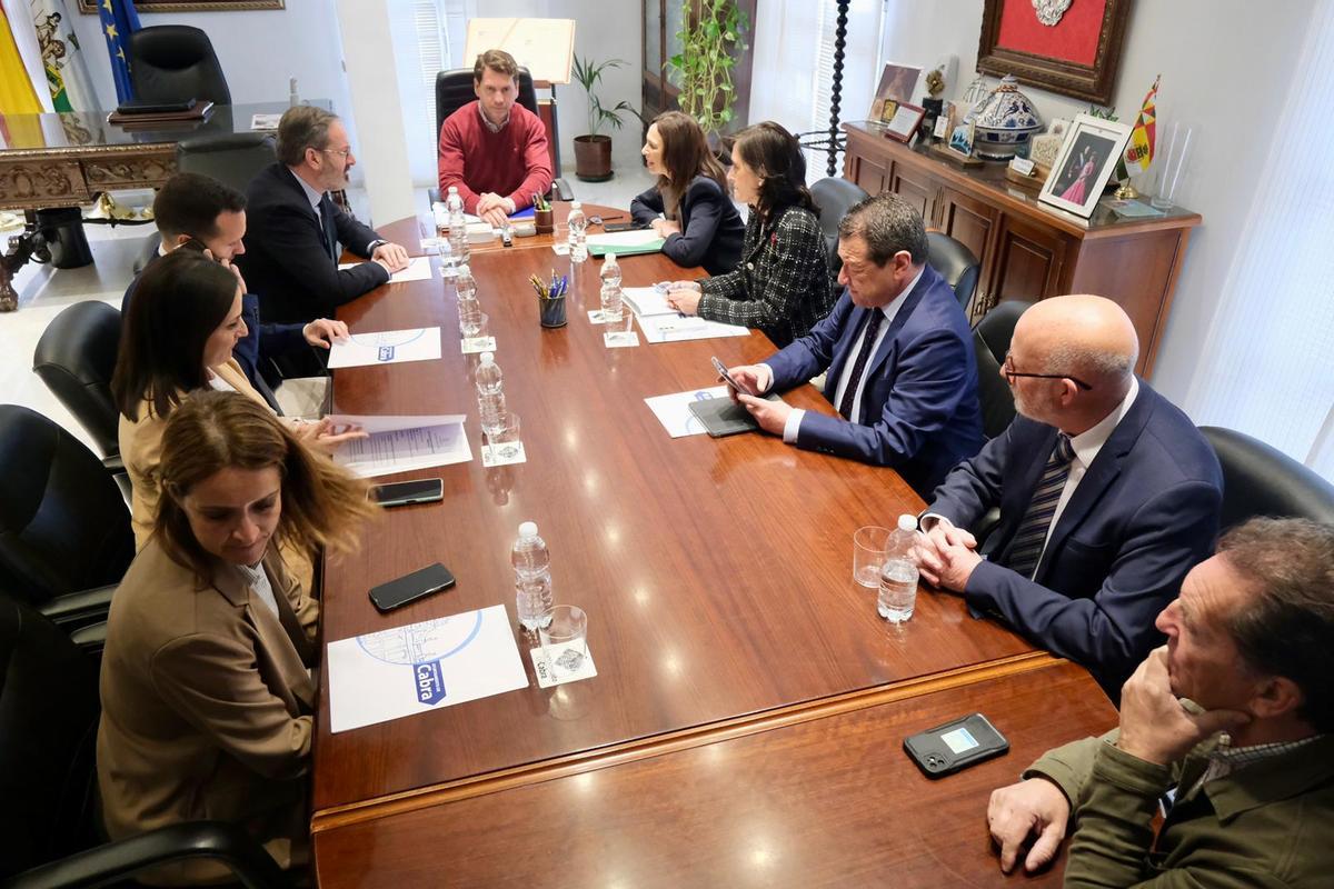 Reunión que ha mantenido la consejera con representantes autonómicos y municipales en el ayuntamiento de Cabra.
