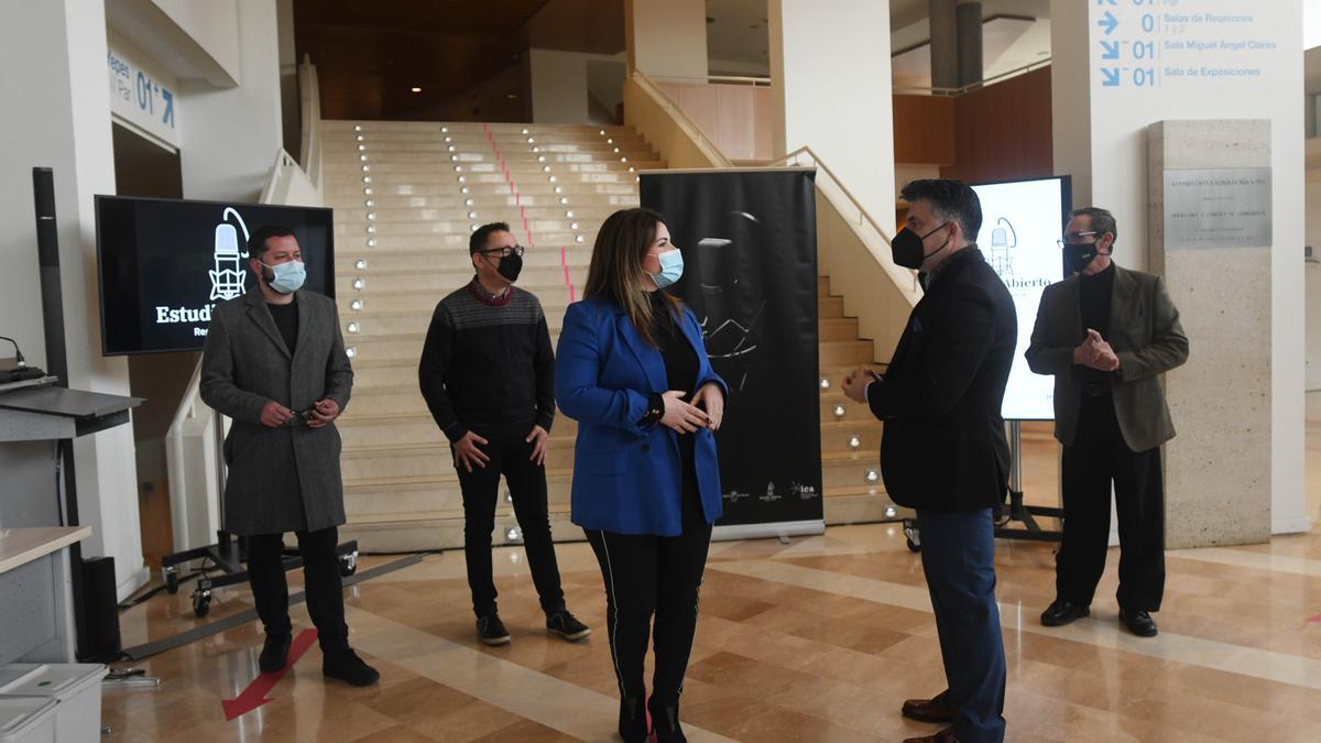 Esperanza Moreno charla con Juan Antonio Lorca, director del ICA, durante la rueda de prensa.