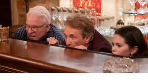 Steve Martin, Martn Short y Selena Gómez en una escena de Solo asesinatos en el edificio.