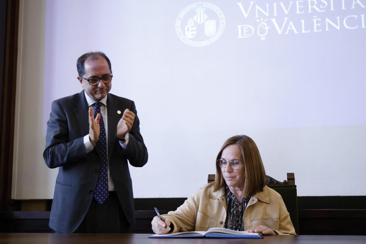 Primer acto oficial de Juan Luis Gandía y su equipo rectoral en al UV