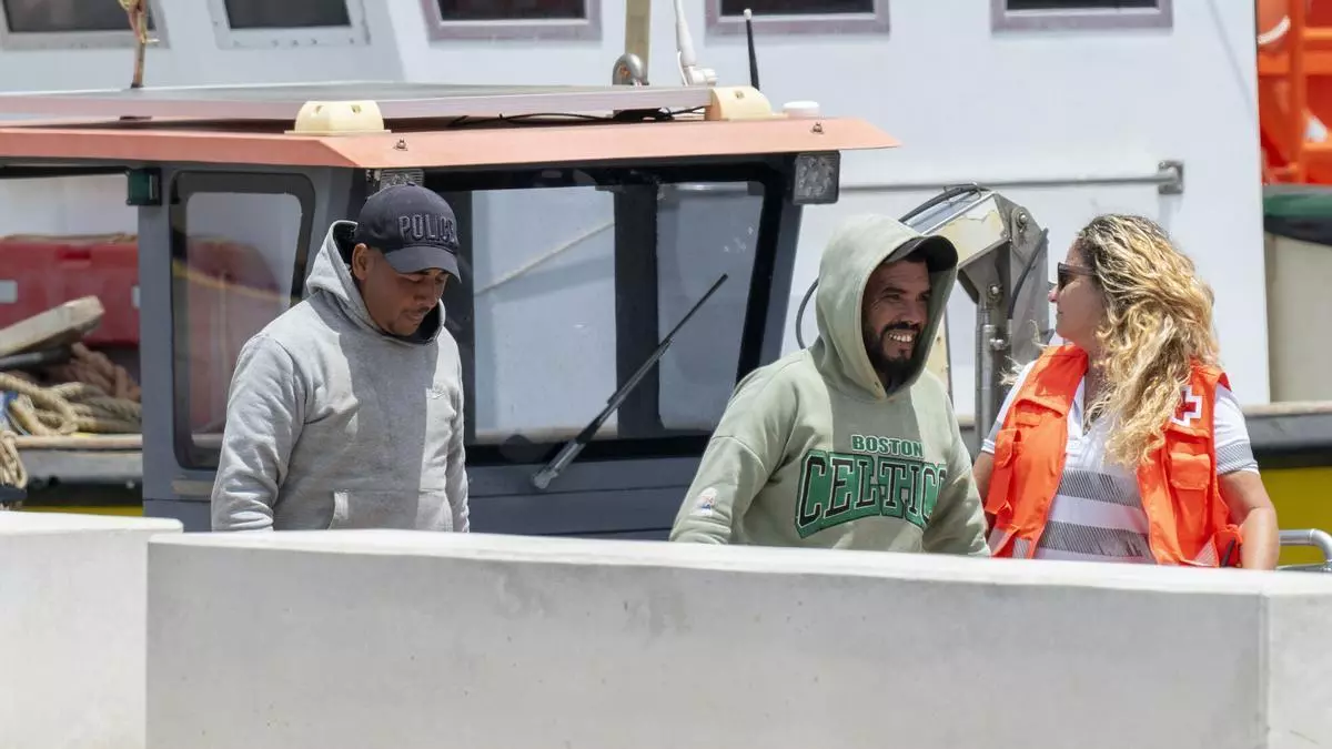 Rescatan a dos supuestos pescadores a la deriva en una patera al este de Lanzarote