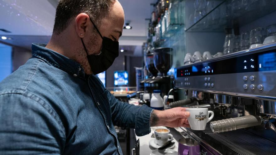 Un camarero sirve un café en un establecimiento de Vitoria.