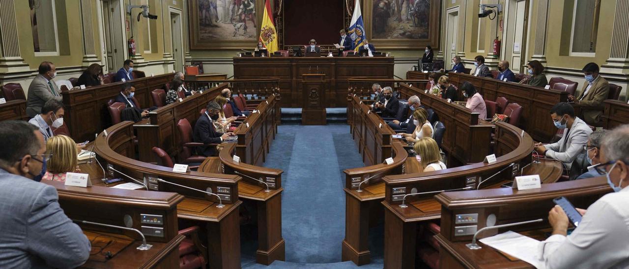 Pleno en el Parlamento de Canarias.