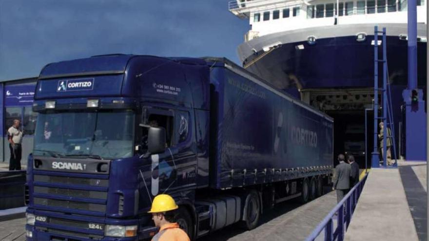 Un camión sale de uno de los barcos que cubre la autopista del mar entre Gijón y Nantes.