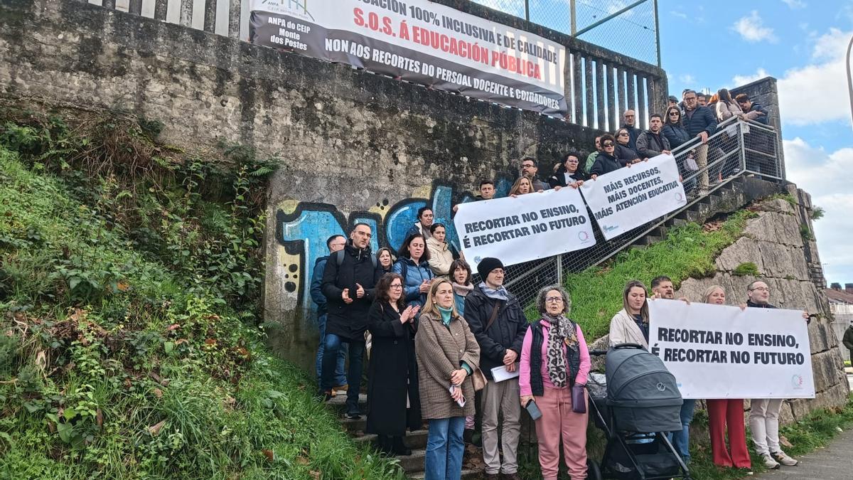 Protesta diante do CEIP Monte dos Postes, este martes.