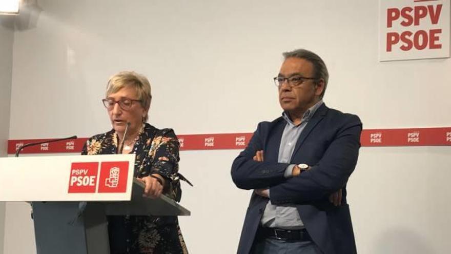 Ana Barceló y Manolo Mata, en la rueda de prensa posterior a la reunión de la ejecutiva de los socialistas valencianos celebrada ayer.