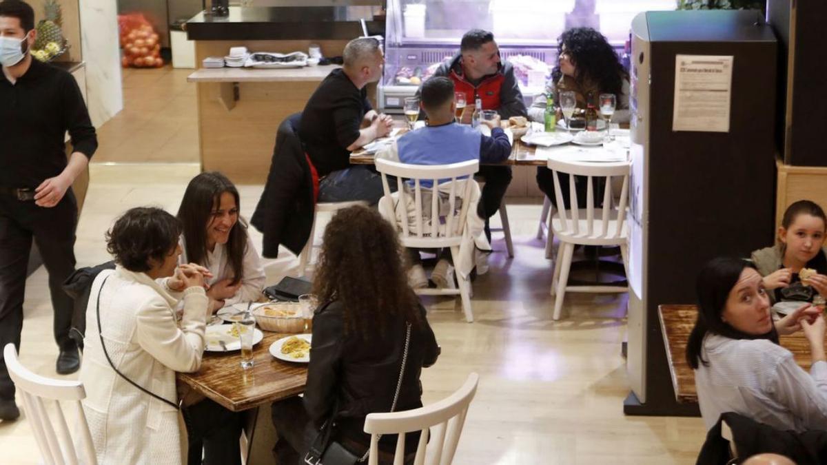 Varios comensales, de cena, 
ayer por la noche.