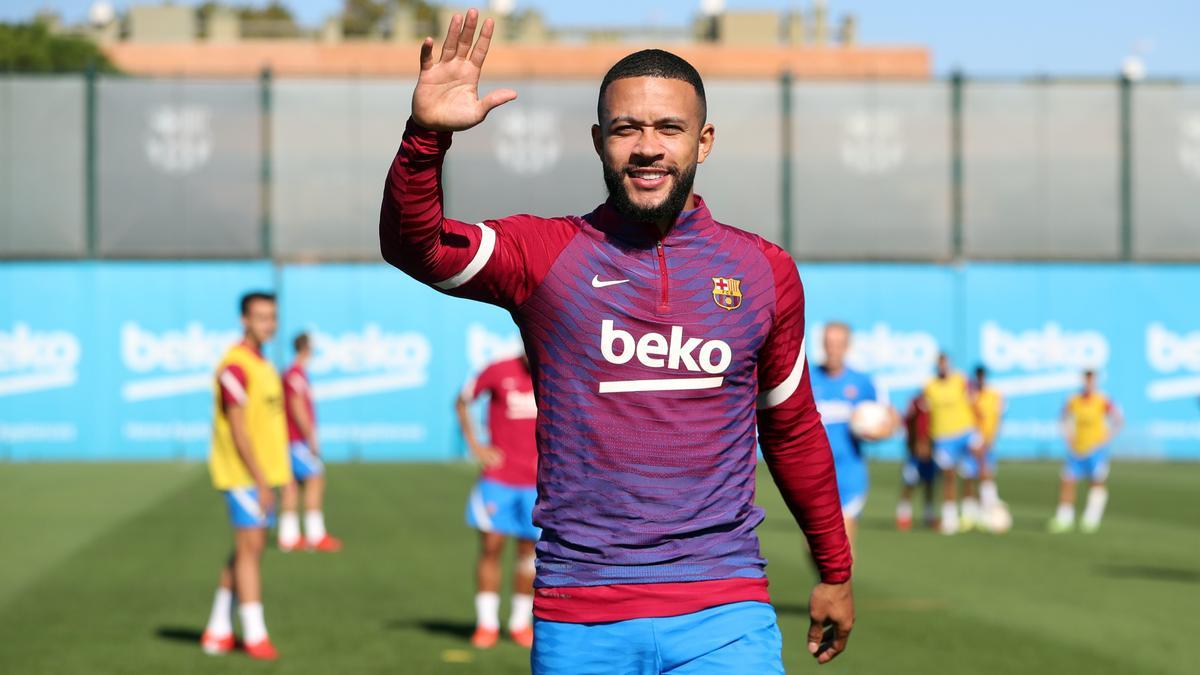 Memphis saluda en el entrenamiento.