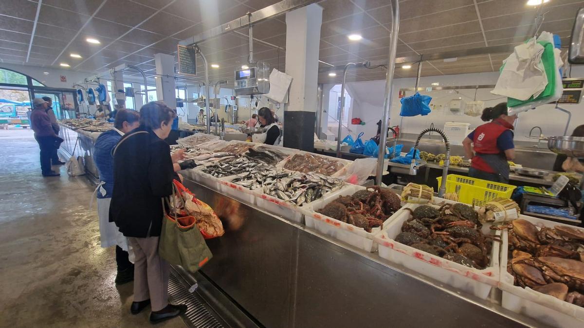 Pescados y mariscos a la venta en el mercado de abastos, ayer.