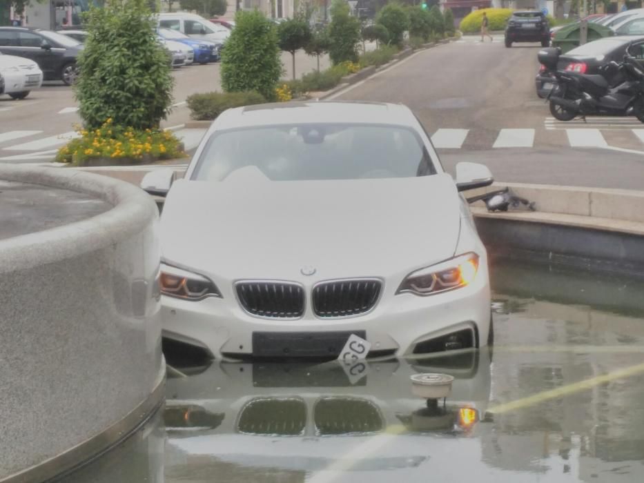 El coche quedó encajado en la fuente