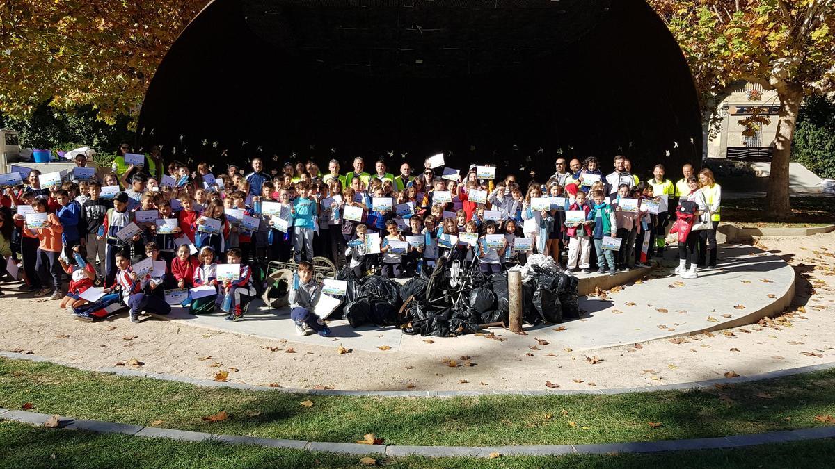 Los más de 100 escolares lograron retirar del río 20 bolsas de residuos y fueron recompensados con unos diplomas.