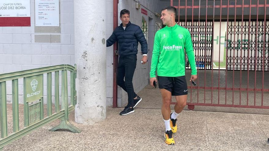 Sergio León se despide de Mauro Óbolo esta mañana tras el entrenamiento del Elche CF