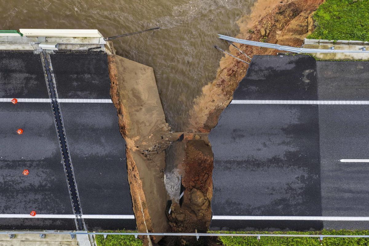 La autovía A1, que une Lisboa con Oporto, colapsada a la altura del dique que se rompió ayer en el río Mondego, en la zona de Casais cerca de Coimbra.