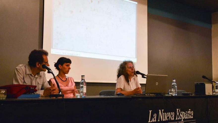 Por la izquierda, Sergio Tomé, Amaya Caunedo y Carmen García durante la presentación del documental.