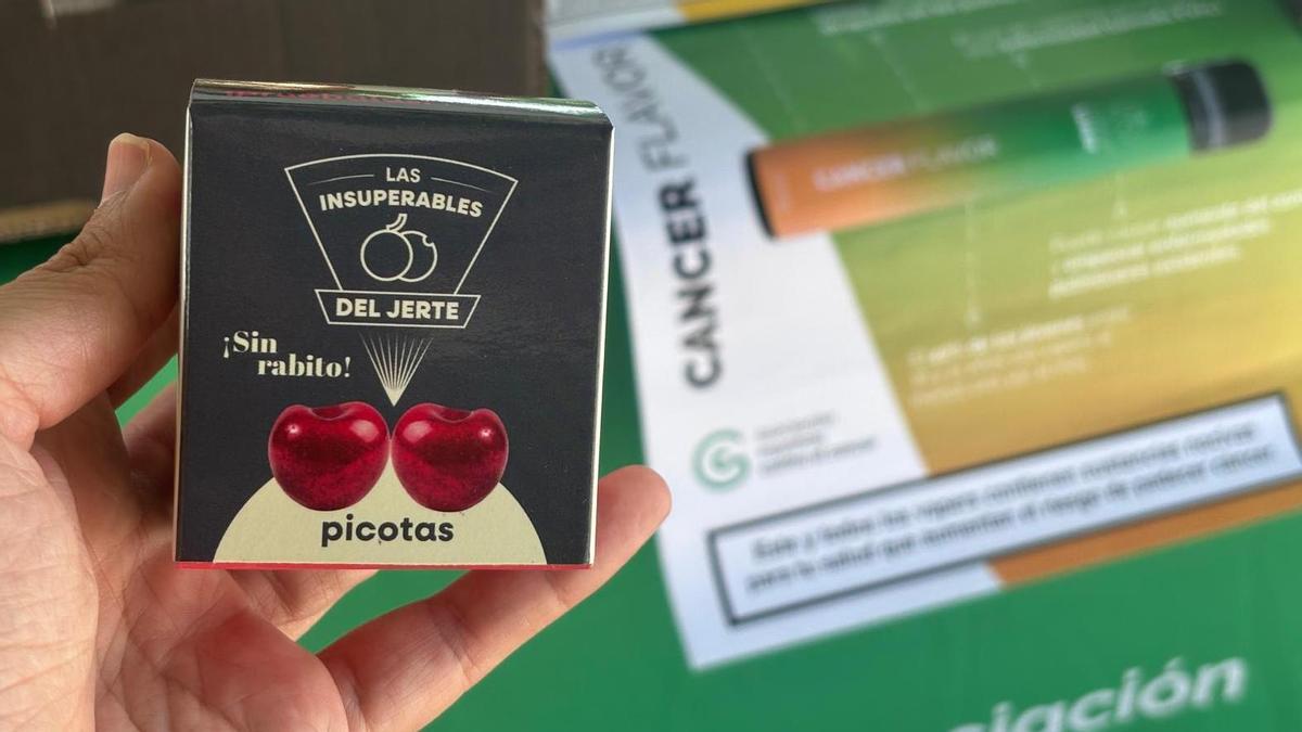 Foto de la acción de intercambio de cigarrillos por cerezas.