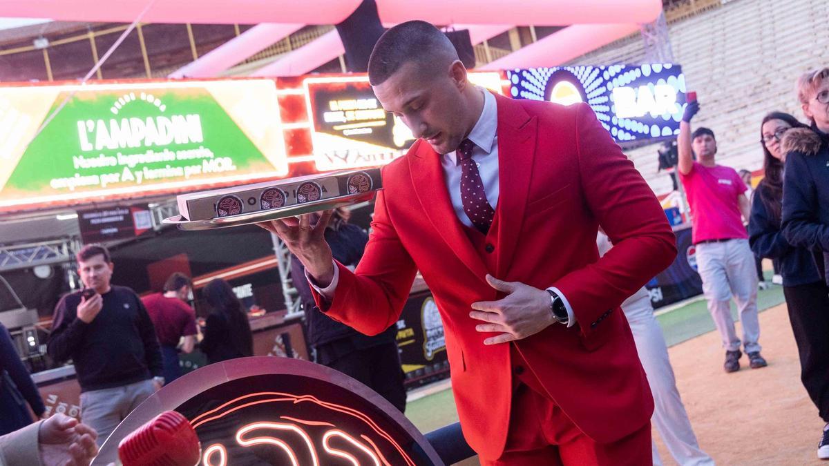 Cristian Ventura, el famoso camarero viral en las redes, inaugura 'Pizza Combat' en la Plaza de Toros de Alicante