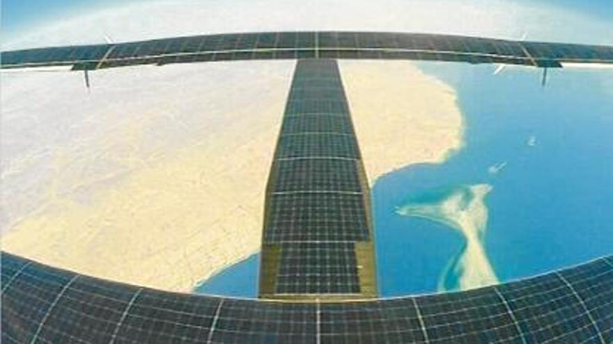 Les vistes des de sobre del Solar Impulse II del Caire i algunes de les 17.000 cèl·lules fotovoltaiques.