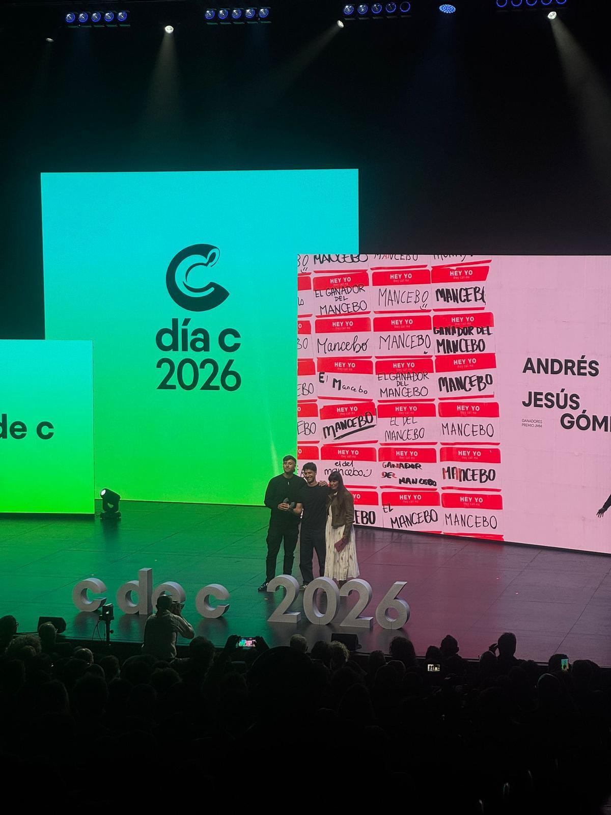 Andrés García  y Jesús Gómez recogen el premio de Jóvenes Creativos.