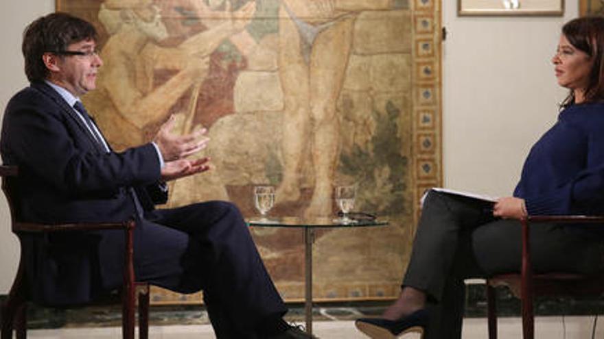 Puigdemont, entrevistat per una periodista d&#039;Al Jazeera.