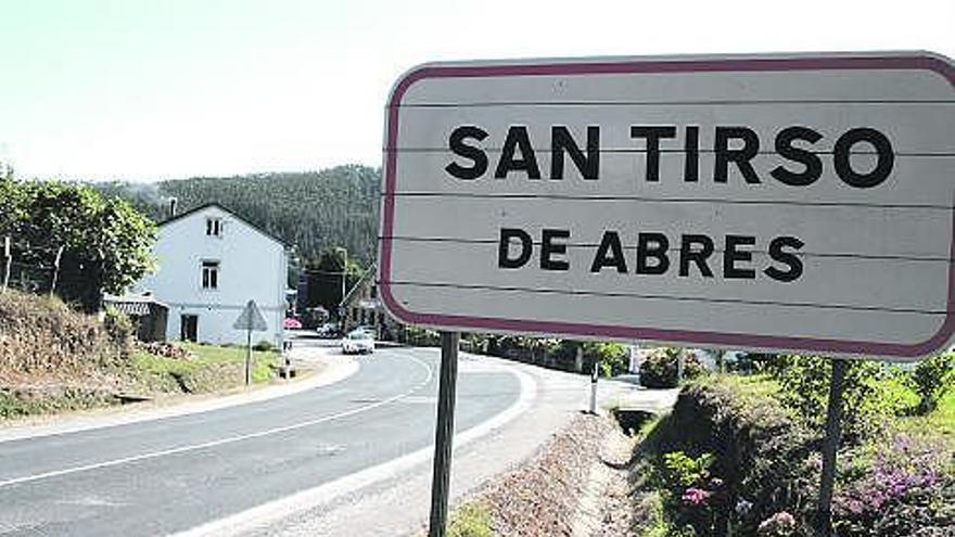 Una curva de la carretera, a la entrada de San Tirso de Abres desde Galicia. / t. cascudo