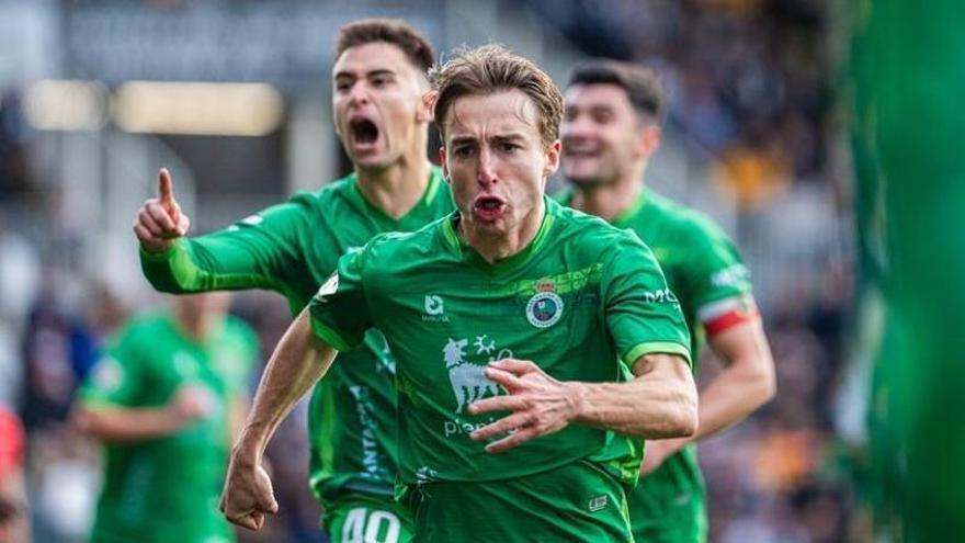 Javi Castro, jugador del Racing, avisa al Córdoba CF: "Este tipo de equipos nos favorecen"