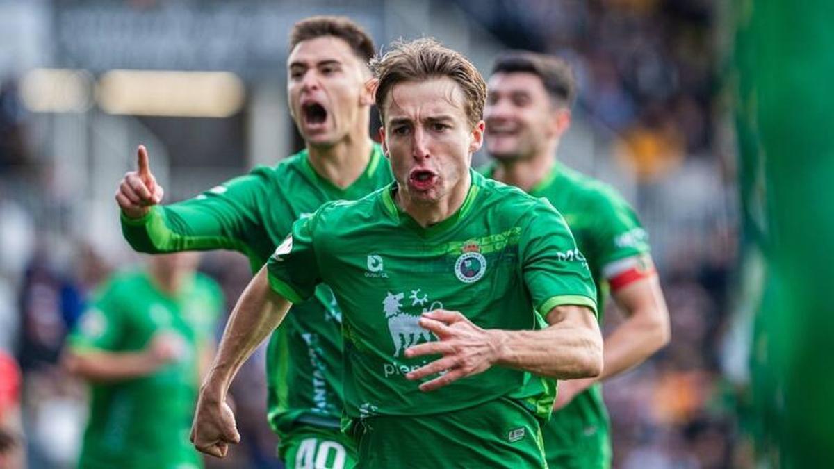 Javi Castro celebra un gol durante un encuentro de su primera campaña en el Racing, el pasado curso.