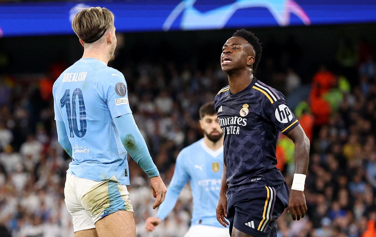 Grealish, encarándose con Vinicius