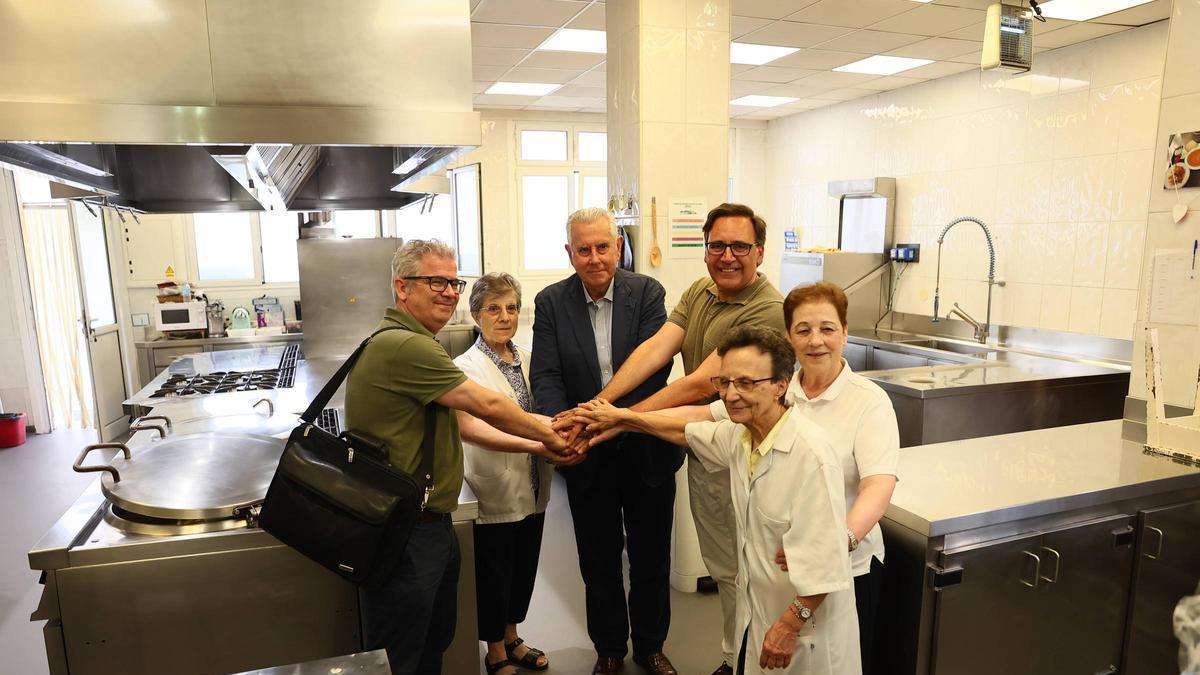 Por la izquierda, Galo Aguirre, Carmen Lorenzo, Jaime Rojo, José Miguel Álvarez, Magdalena López y Mercedes Panizo, en el acto en el que se realizó la donación.