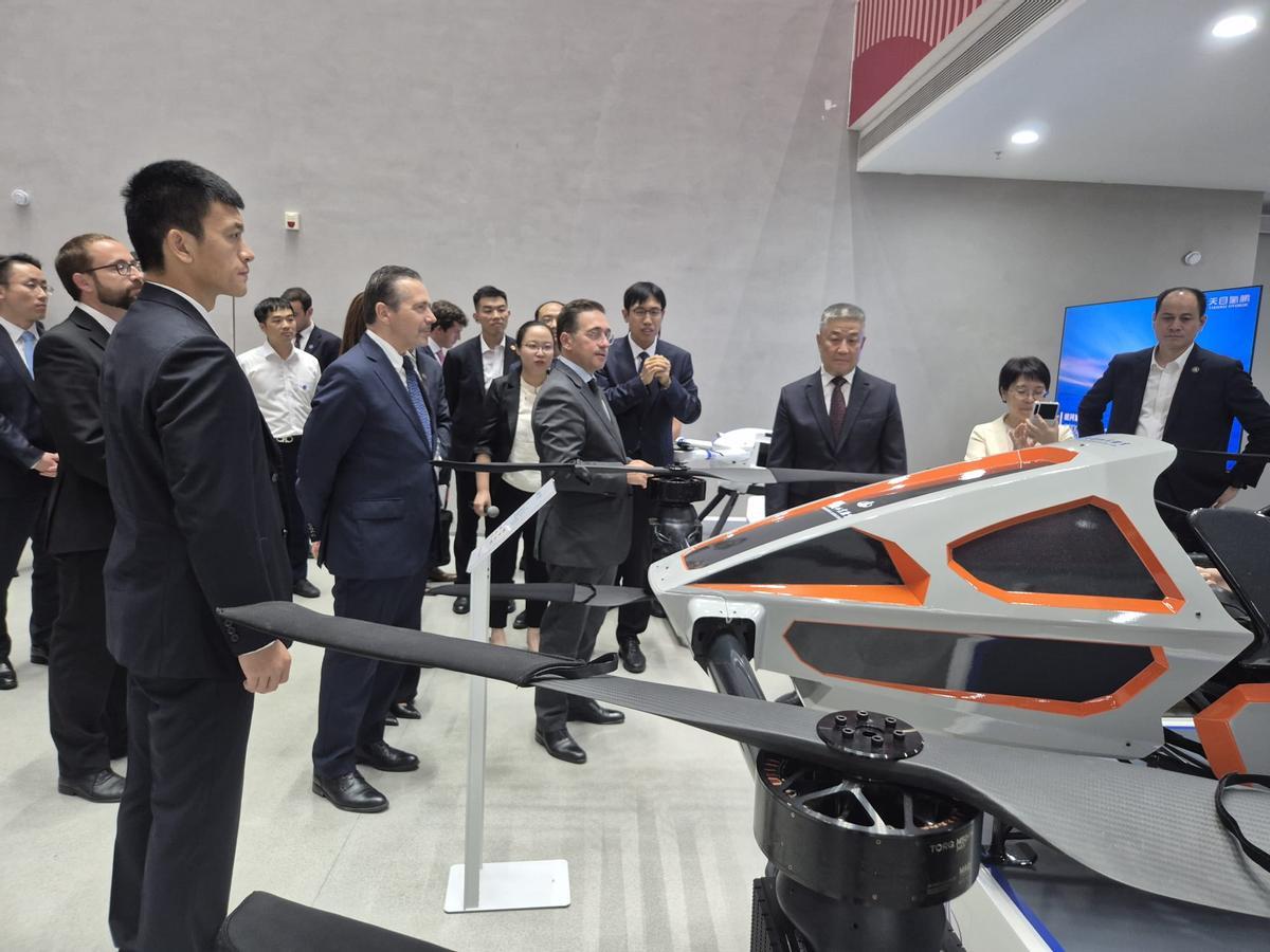 Capilla y Albares, con representantes de China, en el centro universitario.