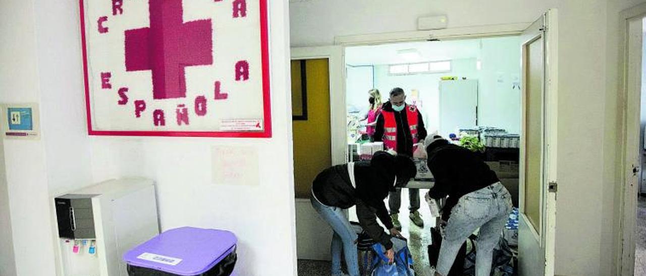 Reparto de alimentos en la sede de Cruz Roja, en Ibiza, durante la pandemia.