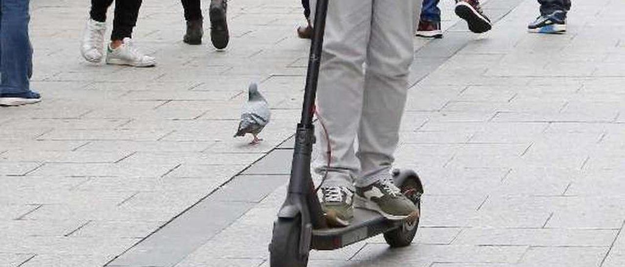 Un joven con patinete eléctrico en O Calvario. // M. G. Brea