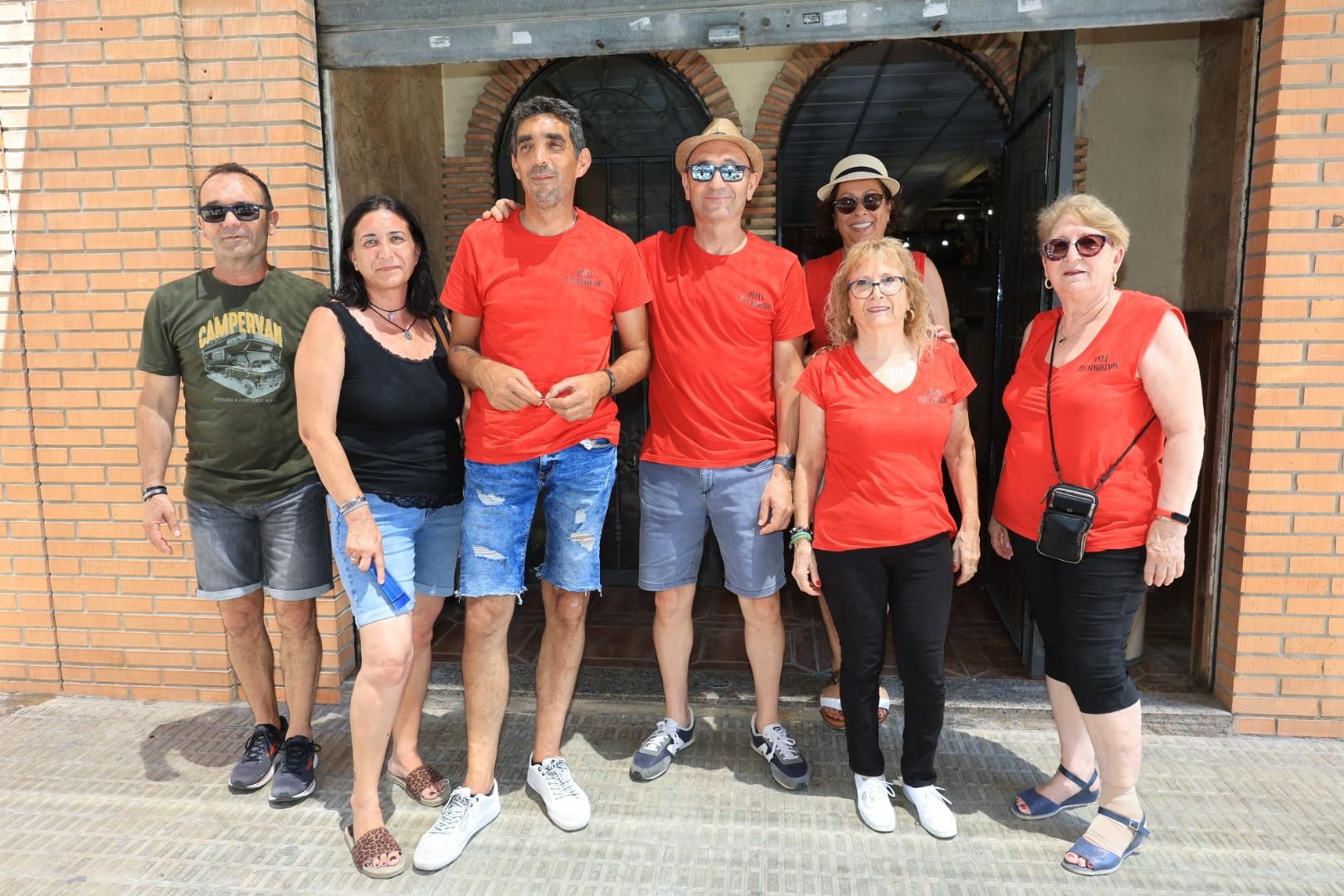 Las collas llenan de color las calles del Grau por Sant Pere