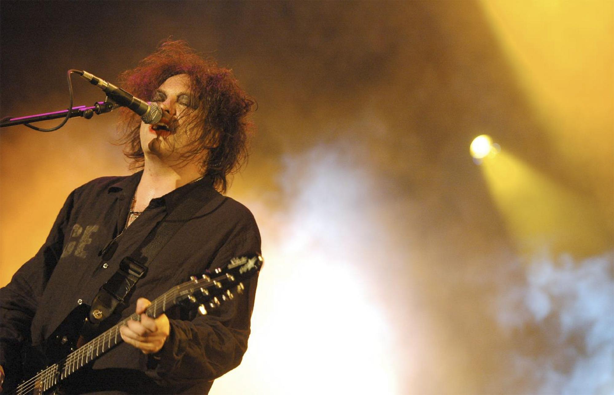 Robert Smith, The Cure, 2005.JPG