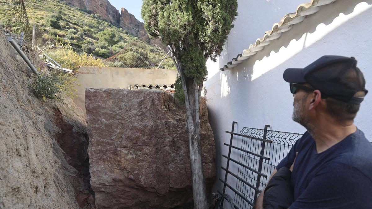 Una roca de gran tonelaje invade una vivienda de Gilet