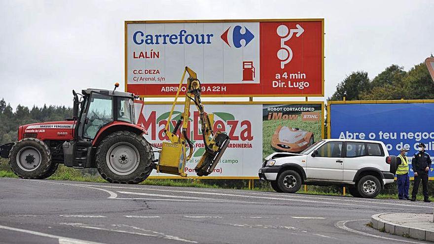 Un turismo alcanza la desbrozadora que portaba uno de los tractores del  concello en la avenida José Cuíña - Faro de Vigo