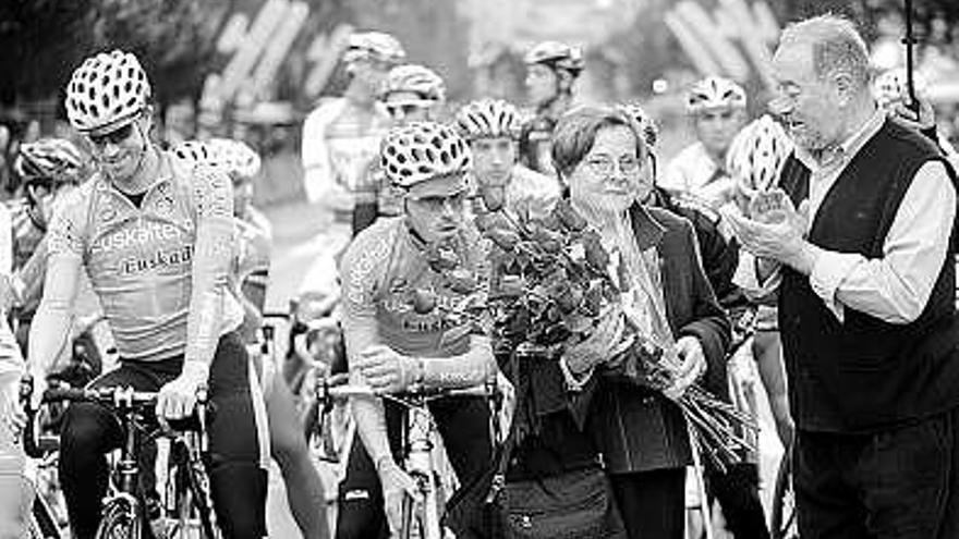 De derecha a izquierda, el alcalde Gabino de Lorenzo, María Victoria, viuda de Emilio Tamargo, Samuel Sánchez y Rubén Pérez, en la salida del Criterium.