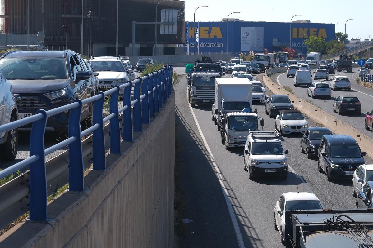 FOTOS: Monumental atasco en la Vía de Cintura de Palma por el vuelco de un coche FOTOS: Monumental atasco en la Vía de Cintura de Palma por el vuelco de un coche