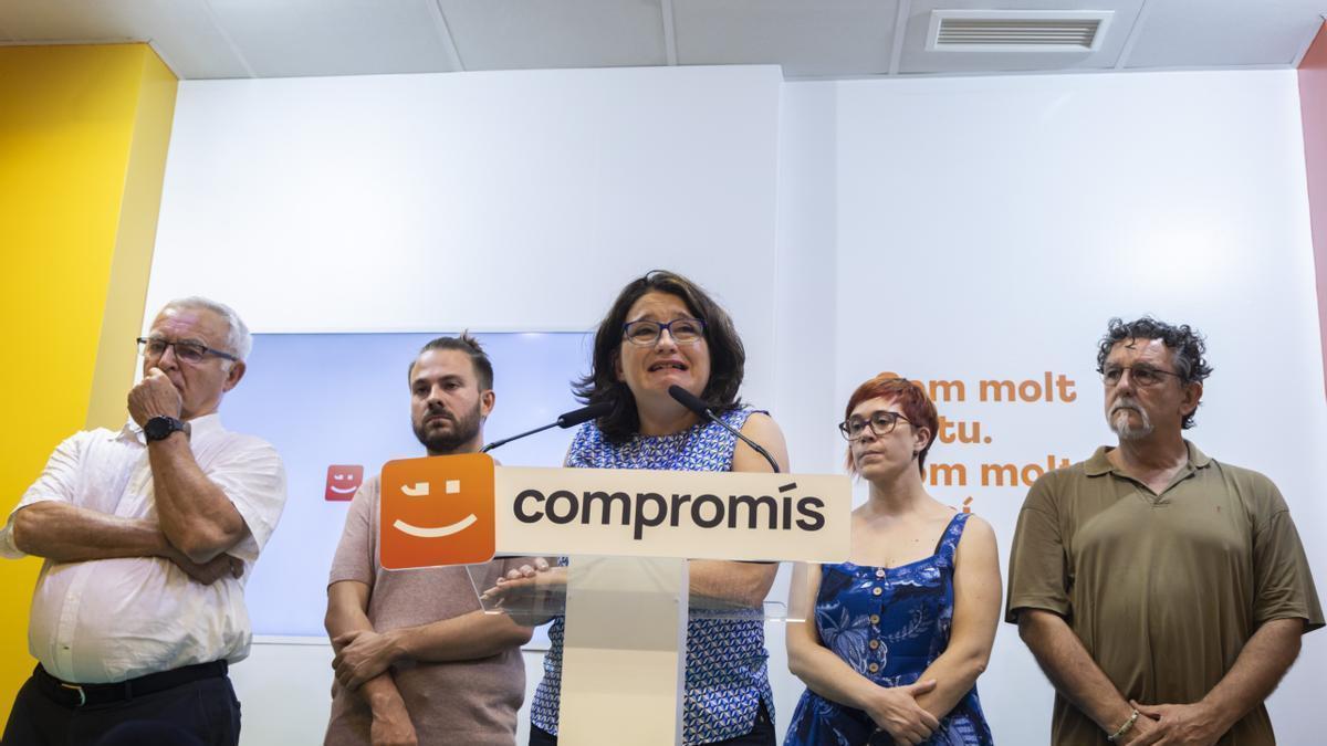 dimisión en una comparecencia arropada por Joan Ribó, Alberto Ibáñez; Àgueda Micó y Juan Ponce.