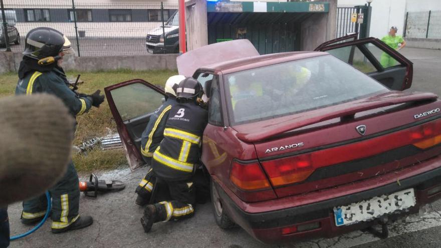 Queda atrapada en su coche en llamas tras un accidente en Siero