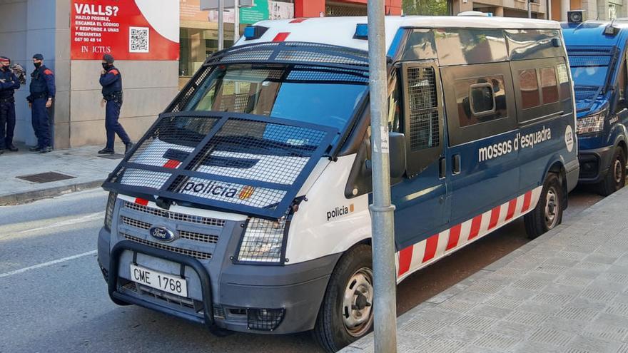 Dos vehicles dels Mossos, davant un domicili de Valls on es va fer un dels escorcolls