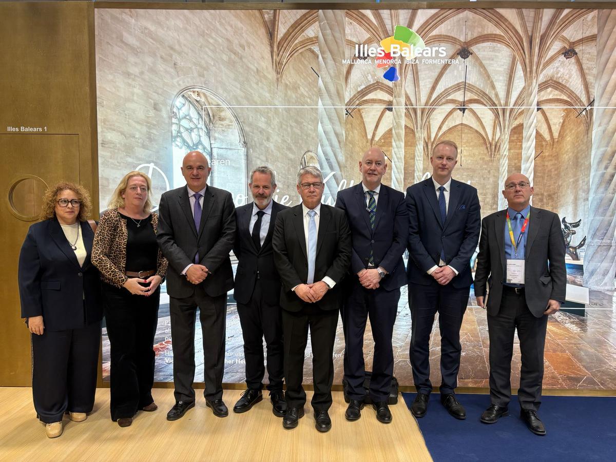 La delegación balear posa con representantes de la patronal DRV alemana, su presidente, Albin Loidl, en el centro.