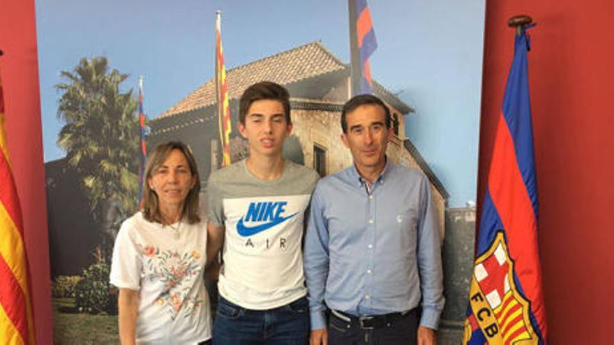 Roberto con sus padres en Can Barça.