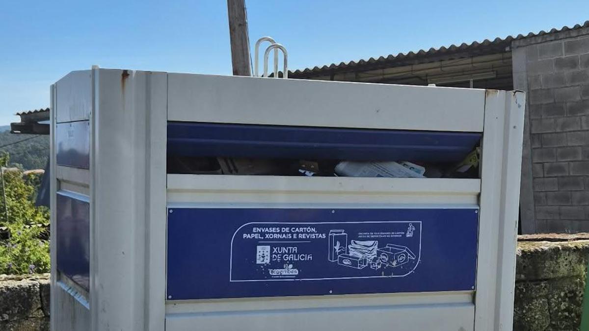 Contenedor de papel y cartones de Paderne.
