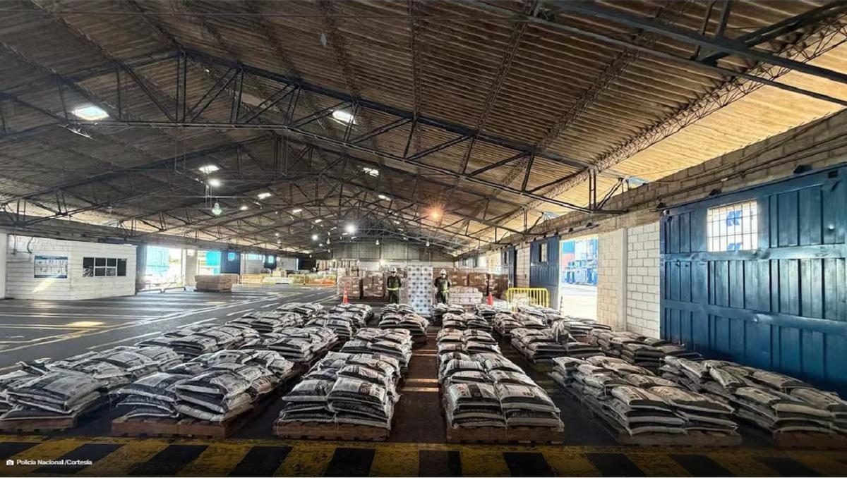 Los 1.660 sacos de pellets de café contaminados con cocaína, expuestos en una nave en el puerto de Cartagena de Indias.