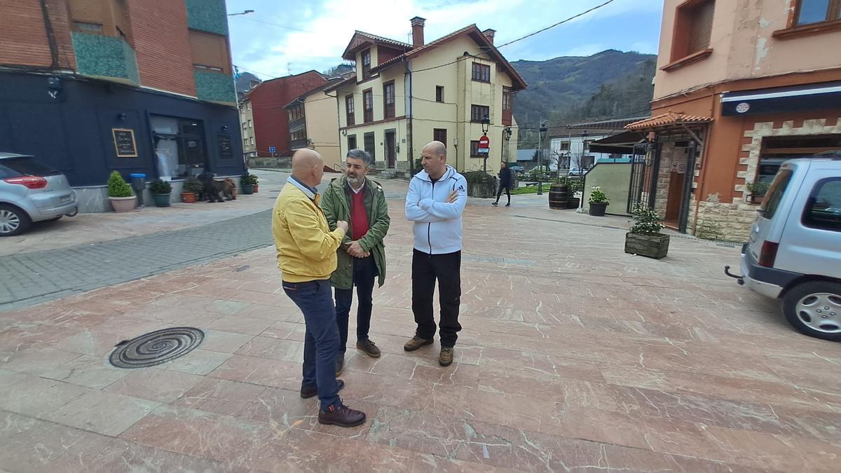 Por la izquierda, el concejal  Roberto Fernández,  Alejandro Calvo y  Juan Carlos Iglesias, ayer, en la plaza Doctor Castañón de Cabañaquinta. | D. M.