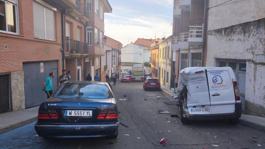 Benavente: Un camión de la basura se queda sin frenos y se lleva por delante siete vehículos