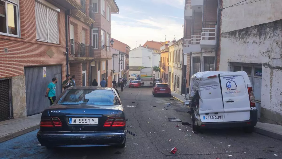 Aparatoso accidente al perder un camión de la basura los frenos en una cuesta de Benavente