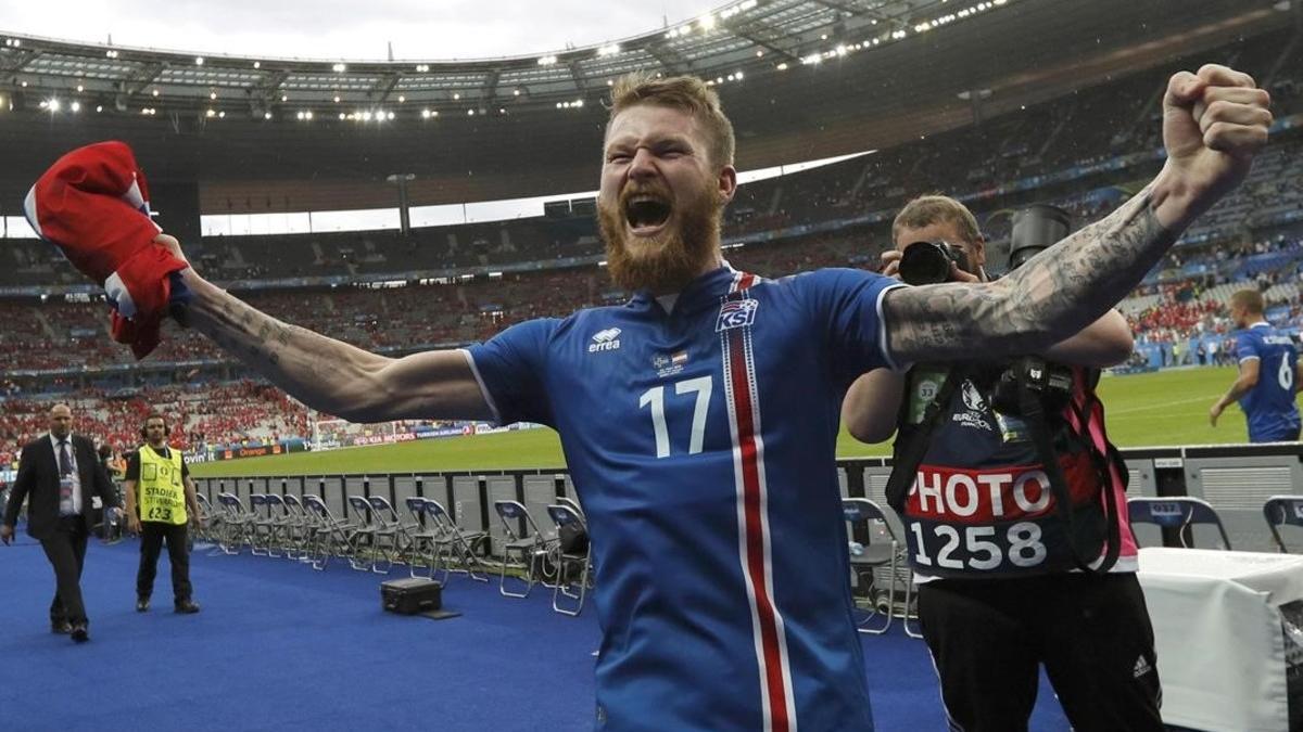 Aron Gunnarsson, el capitán de Islandia, eufórico tras la victoria sobre Austria.